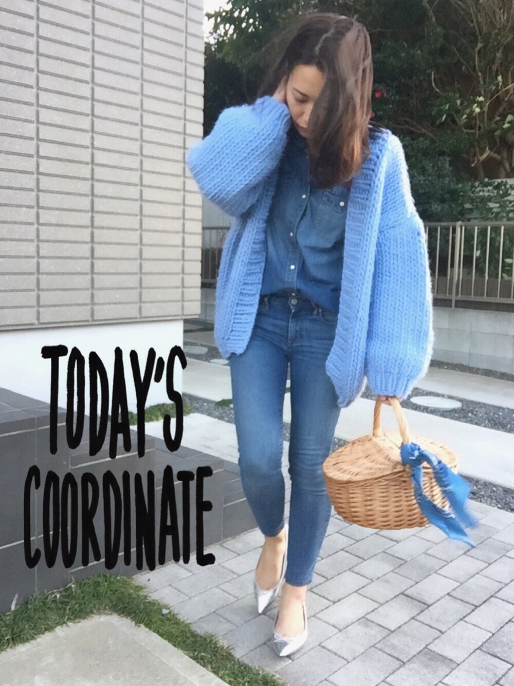 「春コーデ、デニムパンツ、オトナ女子、ママコーデ、デニムオンデニム、ポインテッドパンプス」｜「I Love Mr Mittensのアイテム（その他アウター、ブルー系）」を使った、erikoさん（レディース・163cm）の冬コーディネートの1枚目の写真