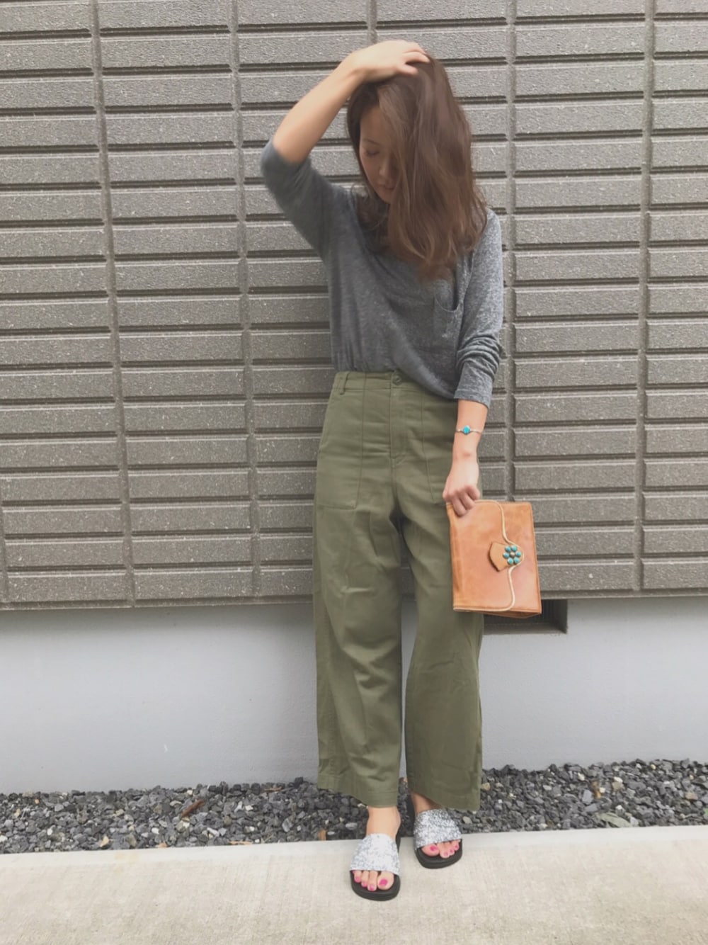 「秋のコーデ、ママコーデ、大人カジュアル、グリッターサンダル、ベイカーパンツ」｜「LOWRYS FARMのベーカーパンツ（パンツ、グリーン系）」を使った、erikoさん（レディース・163cm）の秋コーディネートの1枚目の写真