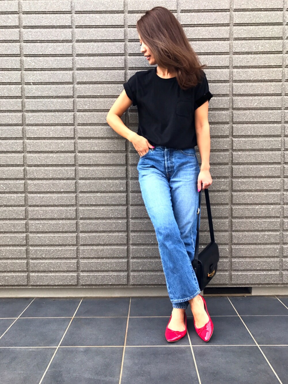 「大人カジュアル、シンプル、カジュアルコーデ、オトナ女子」｜「Championの【Champion】無地ポケット付きVネック半袖Tシャツ（Tシャツ/カットソー、ブラック系）」を使った、erikoさん（レディース・163cm）の秋コーディネートの1枚目の写真
