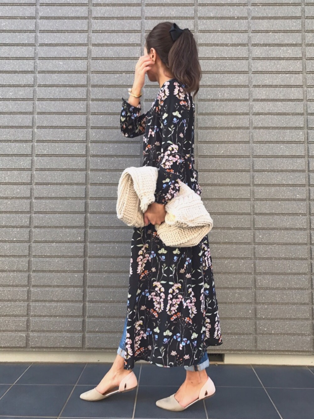 「カジュアル、大人カジュアル、秋のコーデ、花柄、ママコーデ」｜「UNRELISHの《再生産決定！》花柄ガウンシャツワンピース（シャツワンピース、ブラック系）」を使った、erikoさん（レディース・163cm）の秋コーディネートの1枚目の写真