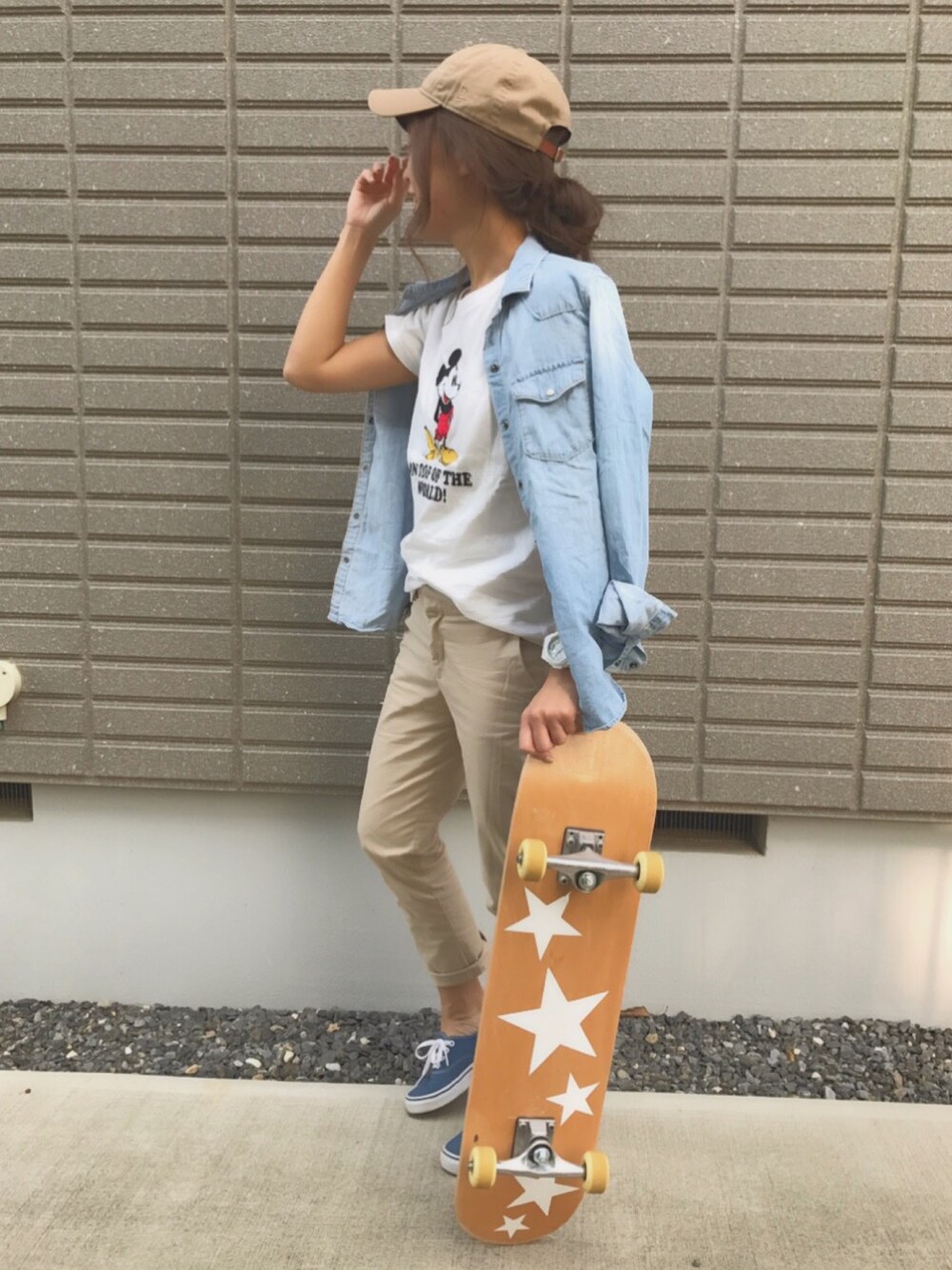 「秋コーデ、パンツスタイル、スニーカーコーデ、シンプルコーデ、スケボー女子、ママコーデ、大人カジュアル」｜「BEAMSの∀NEW ERA × BEAMS / 別注 チビロゴ ベースボール キャップ 17FW（キャップ、グリーン系）」を使った、erikoさん（レディース・163cm）の秋コーディネートの1枚目の写真
