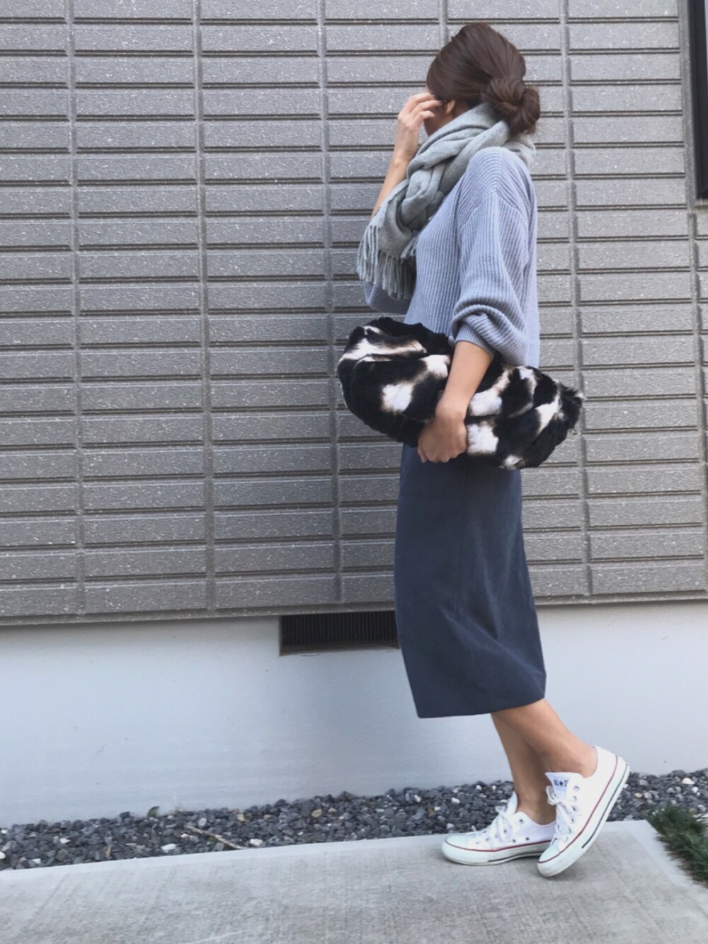「大人カジュアル、秋のコーデ、ゆるコーデ、スニーカー、オトナ女子、ママコーデ、タイトスカート」｜「Acne StudiosのACNE STUDIOS CANADA マフラー（マフラー、グレー系）」を使った、erikoさん（レディース・163cm）の秋コーディネートの1枚目の写真