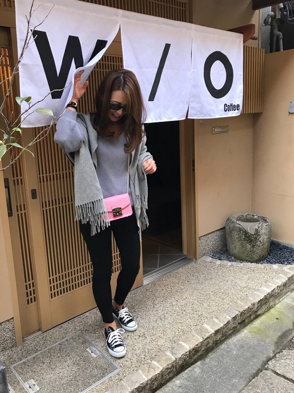 「休日スタイル、ママコーデ、オトナ女子、大人カジュアル、スニーカー、京都コーデ」｜「URBAN RESEARCH Sonny LabelのSonny Label ウォッシャブルコットンカシミヤクルーネックニット（ニット/セーター、グレー系）」を使った、erikoさん（レディース・163cm）の冬コーディネートの1枚目の写真