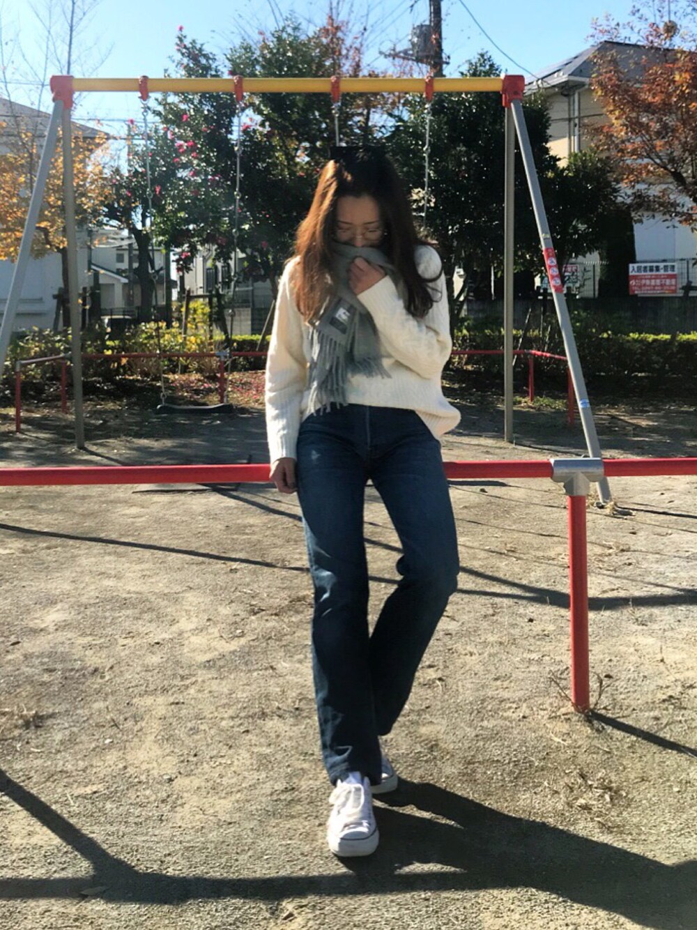「大人カジュアル、シンプルコーデ、スニーカーコーデ、ラフ、オトナ女子、ママコーデ」｜「Spick & Spanのアイテム（ニット/セーター、ホワイト系）」を使った、erikoさん（レディース・163cm）の冬コーディネートの1枚目の写真