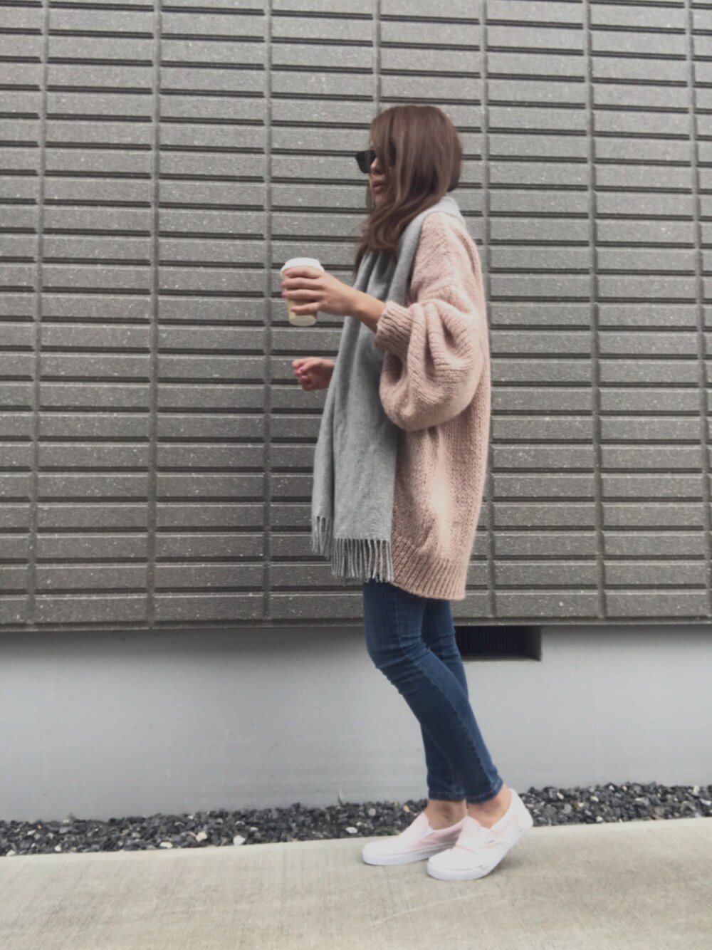 「大人カジュアル、シンプルコーデ、スニーカー、デニム、冬コーデ、ビッグシルエット、ママファッション、ゆるコーデ」｜「Acne StudiosのACNE STUDIOS CANADA マフラー（マフラー、グレー系）」を使った、erikoさん（レディース・163cm）の冬コーディネートの1枚目の写真