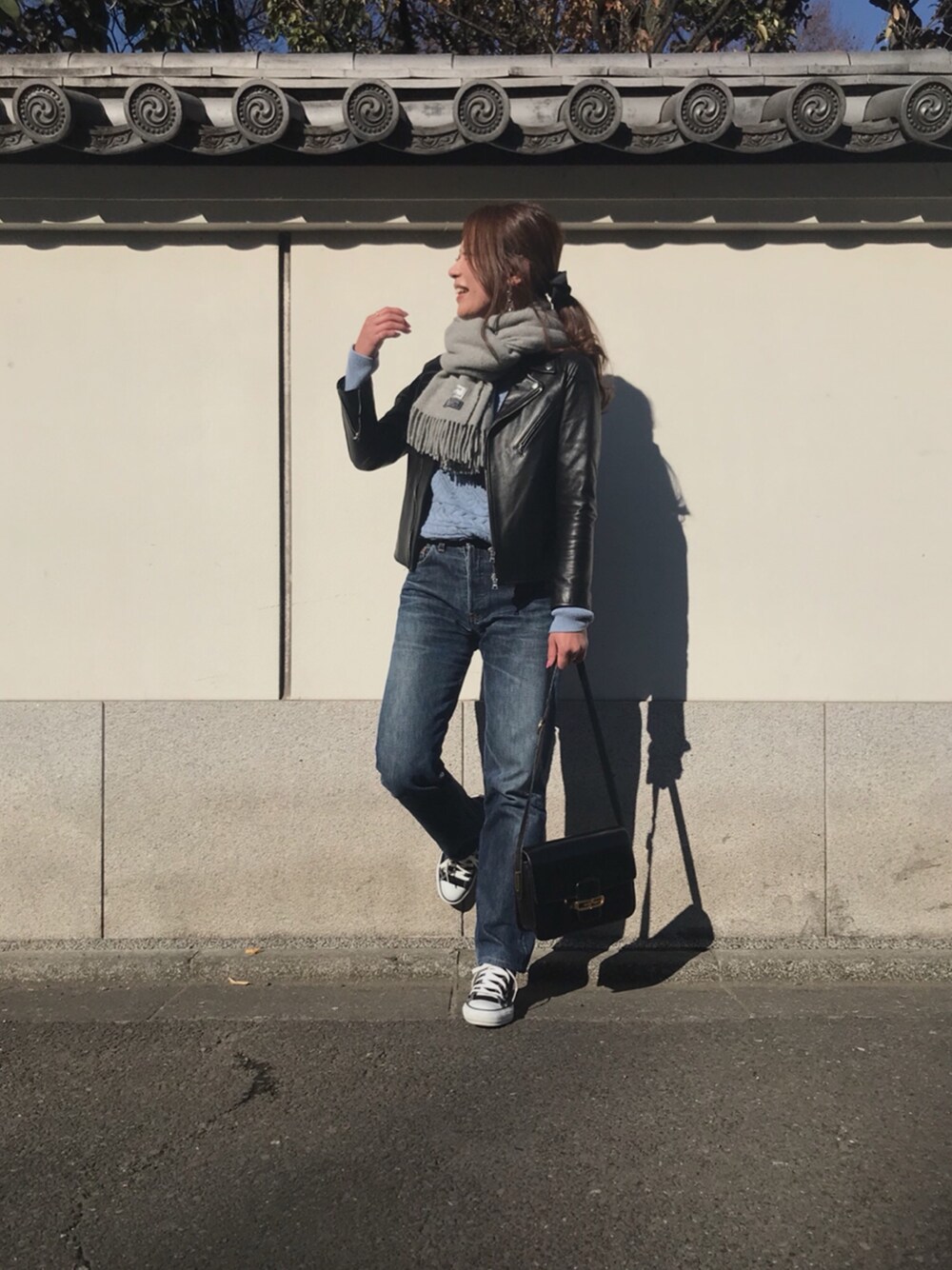 「大人カジュアル、シンプル、デニムパンツ、オトナ女子、ママコーデ」｜「LEVI'S VINTAGE CLOTHINGのアイテム（デニムパンツ、ブルー系）」を使った、erikoさん（レディース・163cm）の冬コーディネートの1枚目の写真