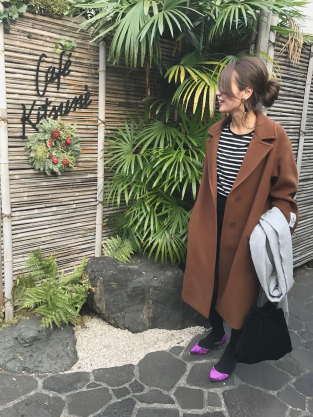 「大人コーデ、大人カジュアル、オトナ女子、大人ガーリー、巾着バッグ、ブラウン、パープル、ママコーデ」｜「MAISON DE REEFURのロング スリーブ ボーダー Tシャツ（Tシャツ/カットソー、ブラック系）」を使った、erikoさん（レディース・163cm）の冬コーディネートの1枚目の写真