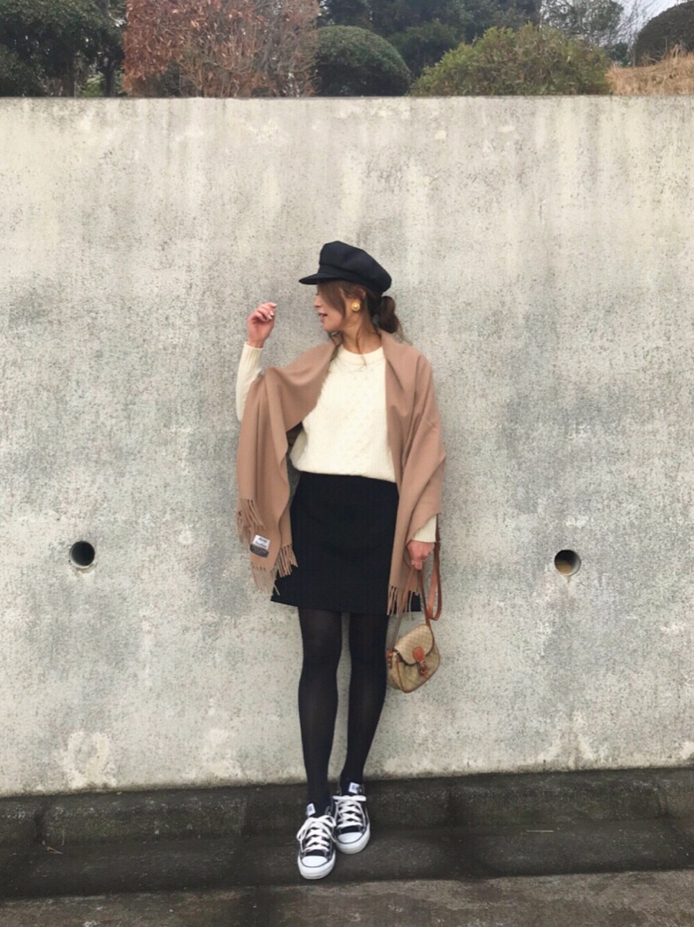 「春、休日スタイル、大人カジュアル、スニーカーコーデ、converse、モノトーン、ベージュ、スカート、ママコーデ」｜「Spick & Spanのライトビーバーミニスカート◆（スカート、ブラック系）」を使った、erikoさん（レディース・163cm）の冬コーディネートの1枚目の写真
