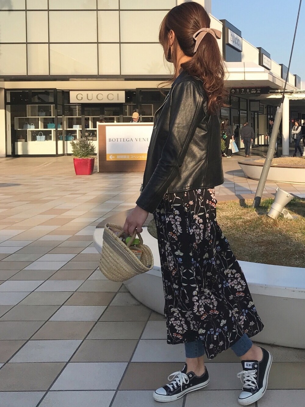 「休日スタイル、お洒落さんとつながりたい、ママファッション、大人カジュアル、花柄ワンピース、スニーカーコーデ、かごバッグ、ライダースジャケット」｜「FREAK'S STOREのダブル レザー ジャケット（ライダースジャケット、ブラック系）」を使った、erikoさん（レディース・163cm）の春コーディネートの1枚目の写真