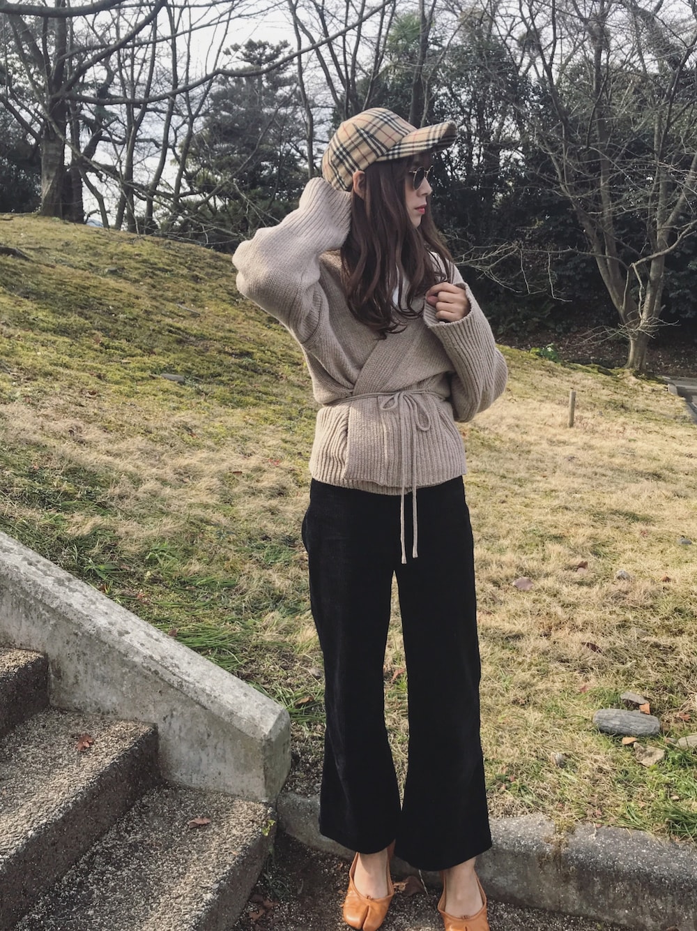 ベージュ系のカーディガン/ボレロ、ブラック系のその他パンツ、ブラウン系のバレエシューズを着用したレディースの冬コーディネートの1枚目の写真