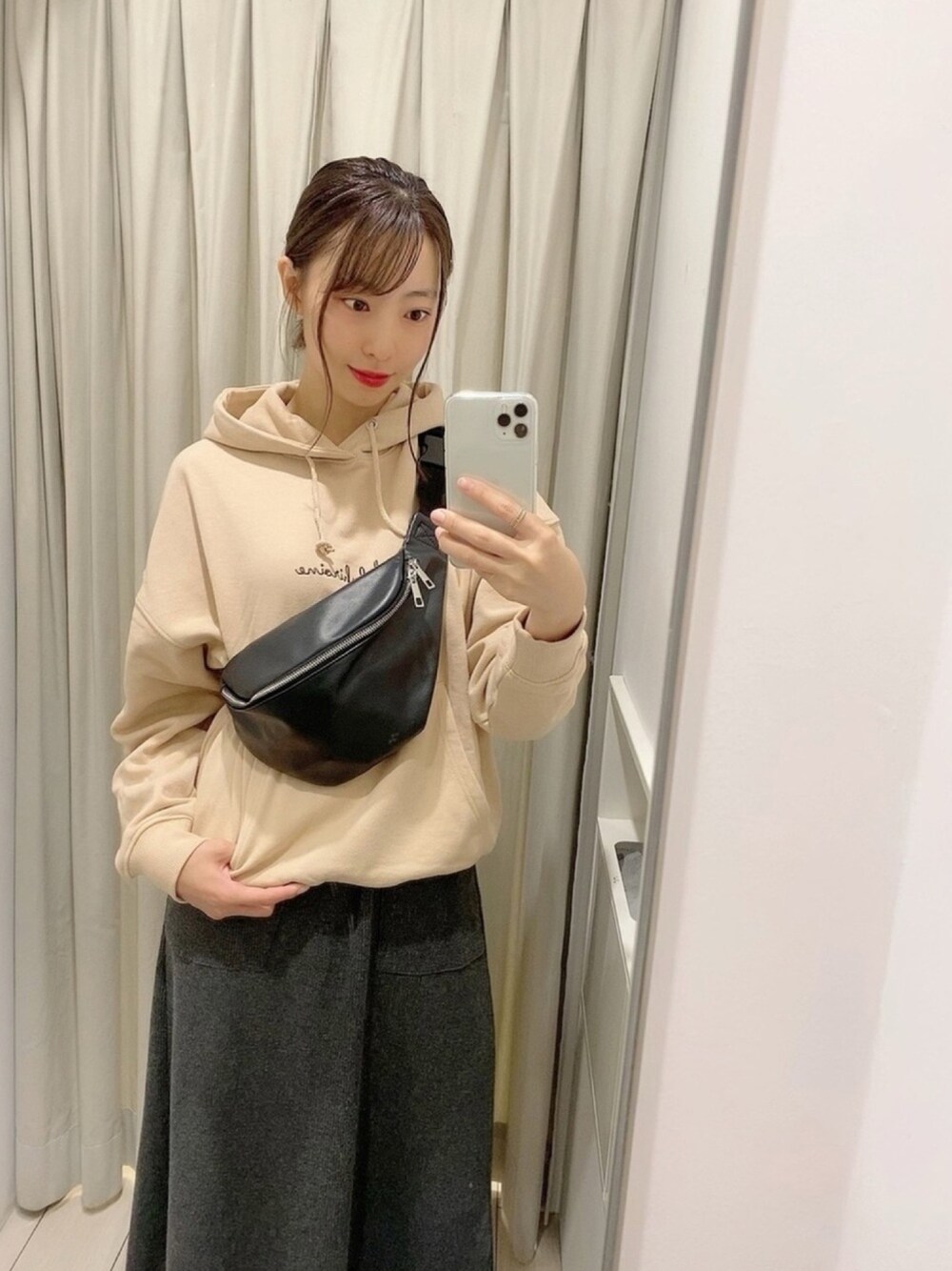 「プルパーカー、ウエストポーチ、アベイル、プチプラ」｜「haluhiroineのアイテム（スウェット、ベージュ系）」を使った、藤江れいなさん（レディース・162cm）の秋コーディネートの1枚目の写真