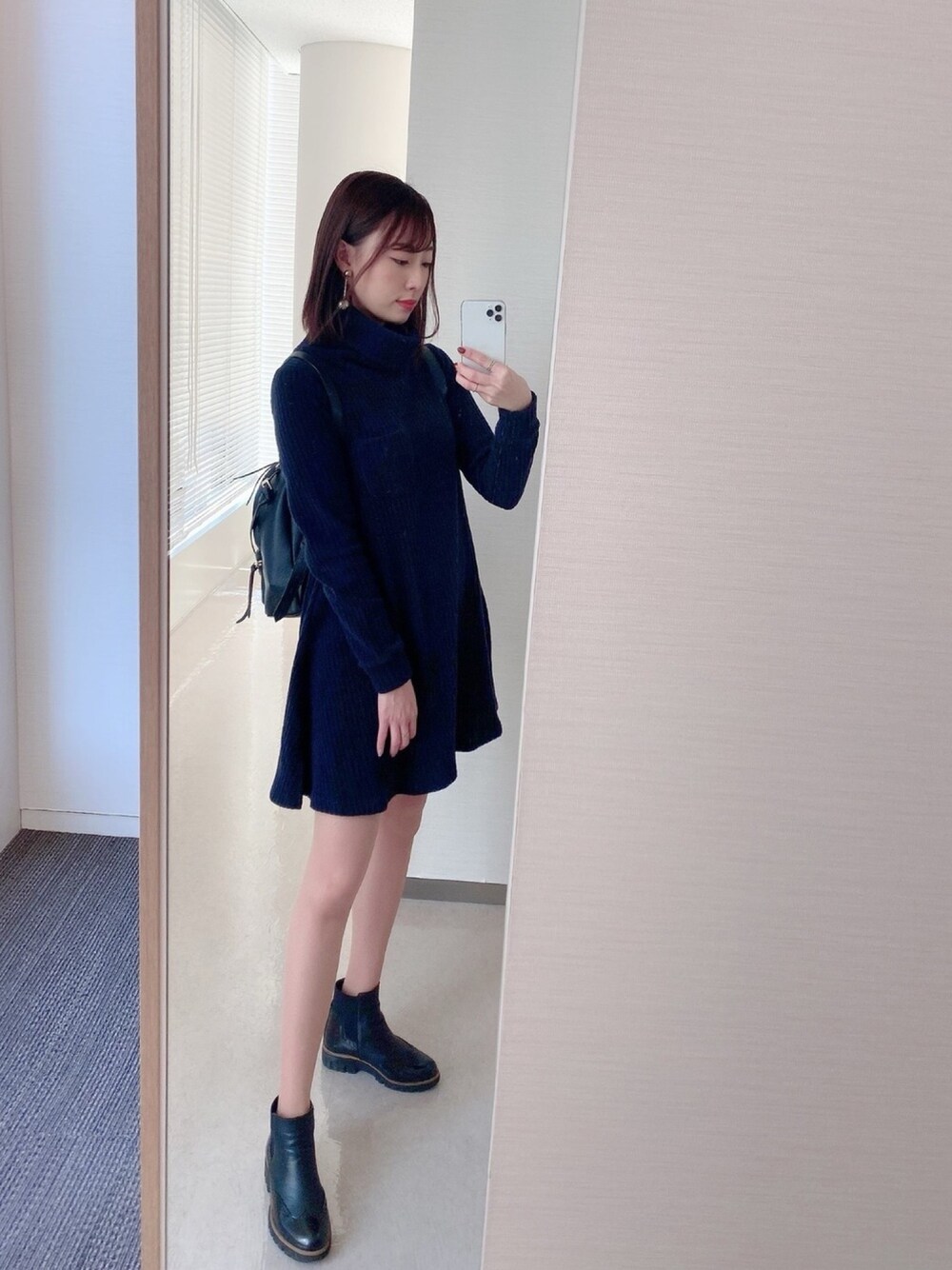 「ニットワンピース、タートルワンピース、タートルネックニット、冬、おしゃれさんと繋がりたい、レザーリュック、膝上スカート、カジュアル」｜「JIMMY CHOOのアイテム（バックパック/リュック、ブラック系）」を使った、藤江れいなさん（レディース・162cm）の冬コーディネートの1枚目の写真