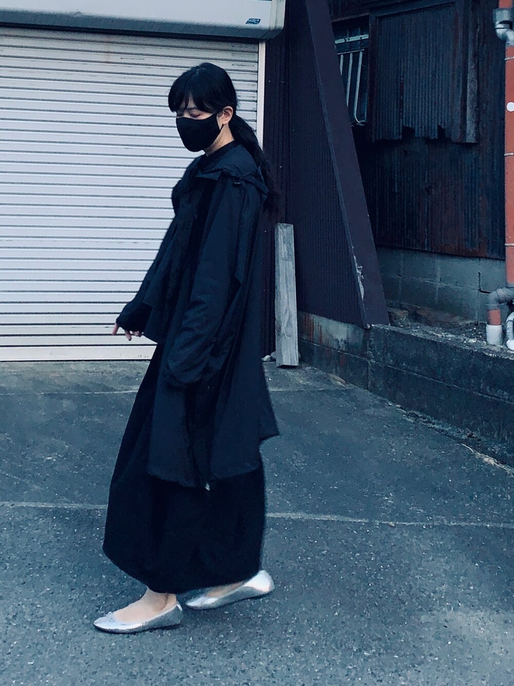 「オールブラック、ナイロンコート、UNIQLO、GU」｜「CAMP7のアイテム（ナイロンジャケット、ブラック系）」を使った、tamitamさん（レディース・162cm）の春コーディネートの1枚目の写真