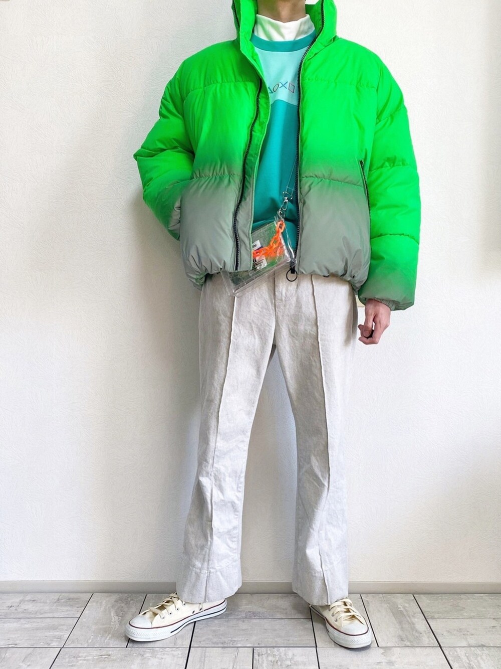 ホワイト系のデニムパンツ、ホワイト系のシューズ、その他のショルダーバッグを着用したメンズの冬コーディネートの1枚目の写真