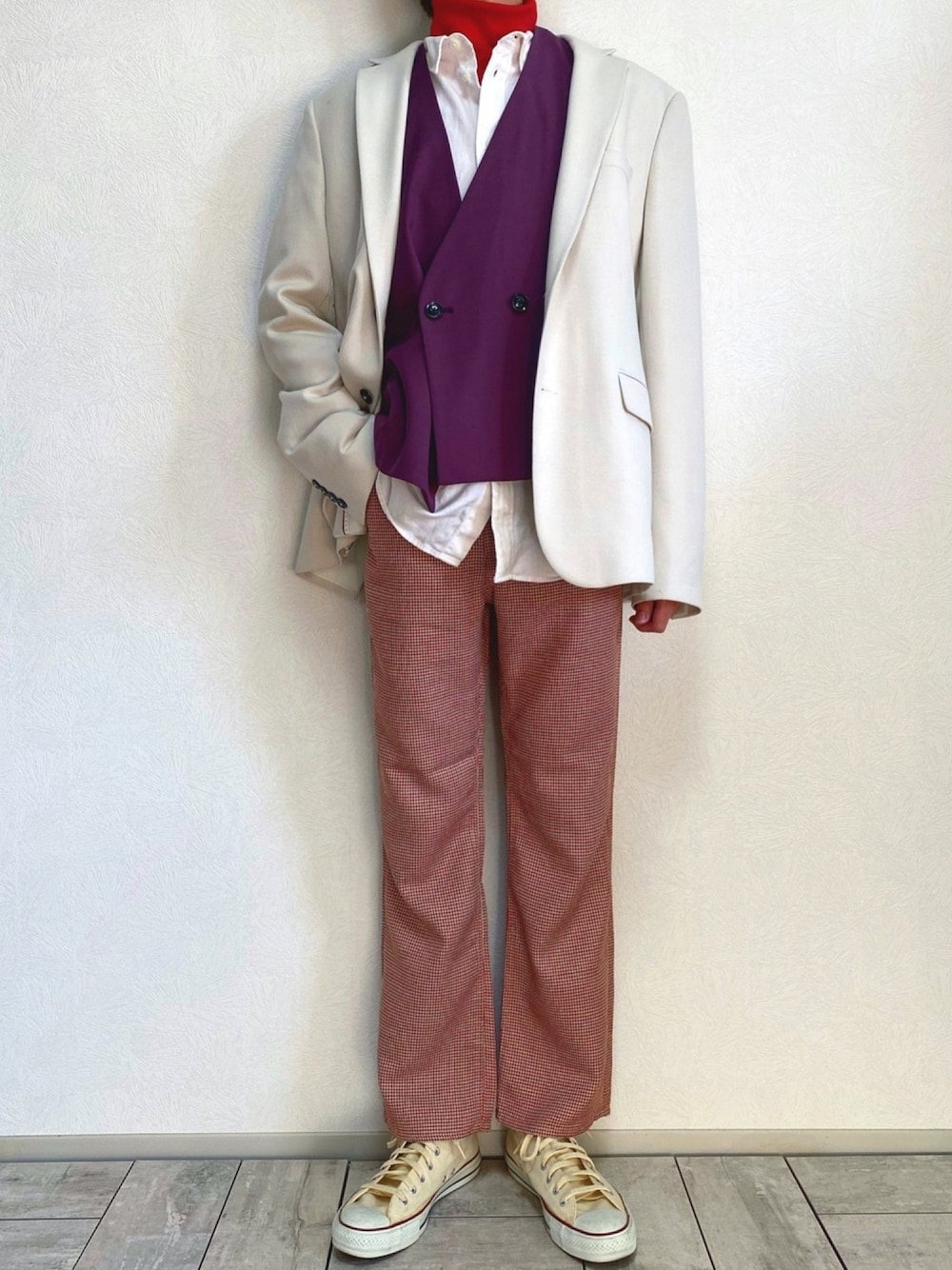 「チェックパンツ、白スニーカー、白ジャケット、ベスト×シャツ、レイヤード、GUコーデ、タートルネックカットソー、ZARA MAN、春カラー、赤チェック」｜「GUのアイテム（Tシャツ/カットソー、レッド系）」を使った、たなか/ YouTube「田中の試着室」さん（メンズ・175cm）の冬コーディネートの1枚目の写真
