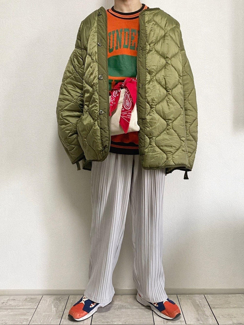 「春コーデ、スニーカーコーデ、ミリタリー、きれいめカジュアル、プリーツパンツ、EMMA  CLOTHES、古着MIX、スウェット、キルティング、ポンプフューリー」｜「usedのアイテム（スウェット、オレンジ系）」を使った、たなか/ YouTube「田中の試着室」さん（メンズ・175cm）の春コーディネートの1枚目の写真