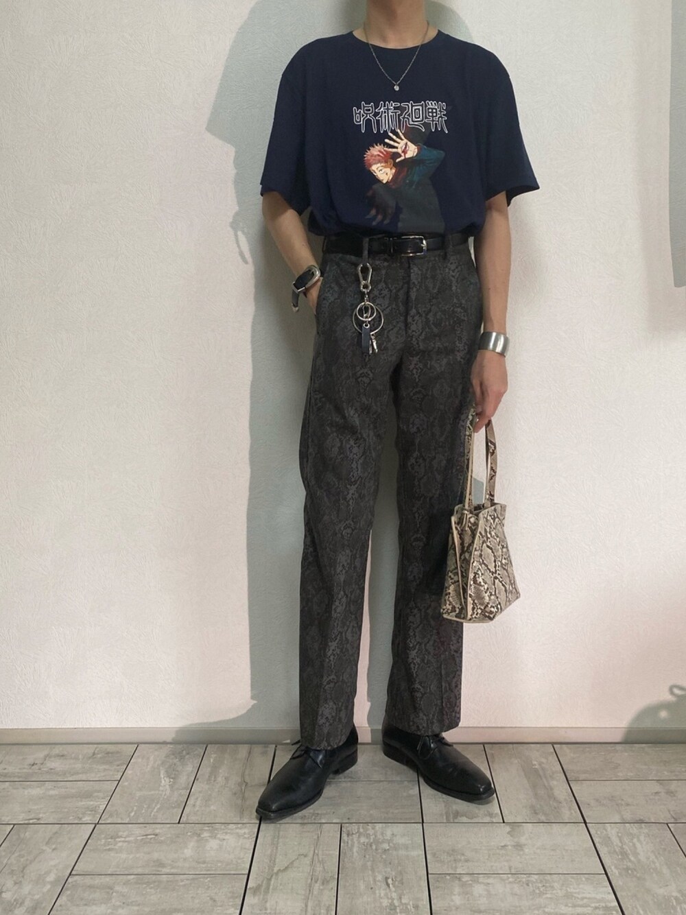 ホワイト系のトップス、ブルー系のTシャツ/カットソー、グレー系のスラックスを着用したメンズの夏コーディネートの1枚目の写真
