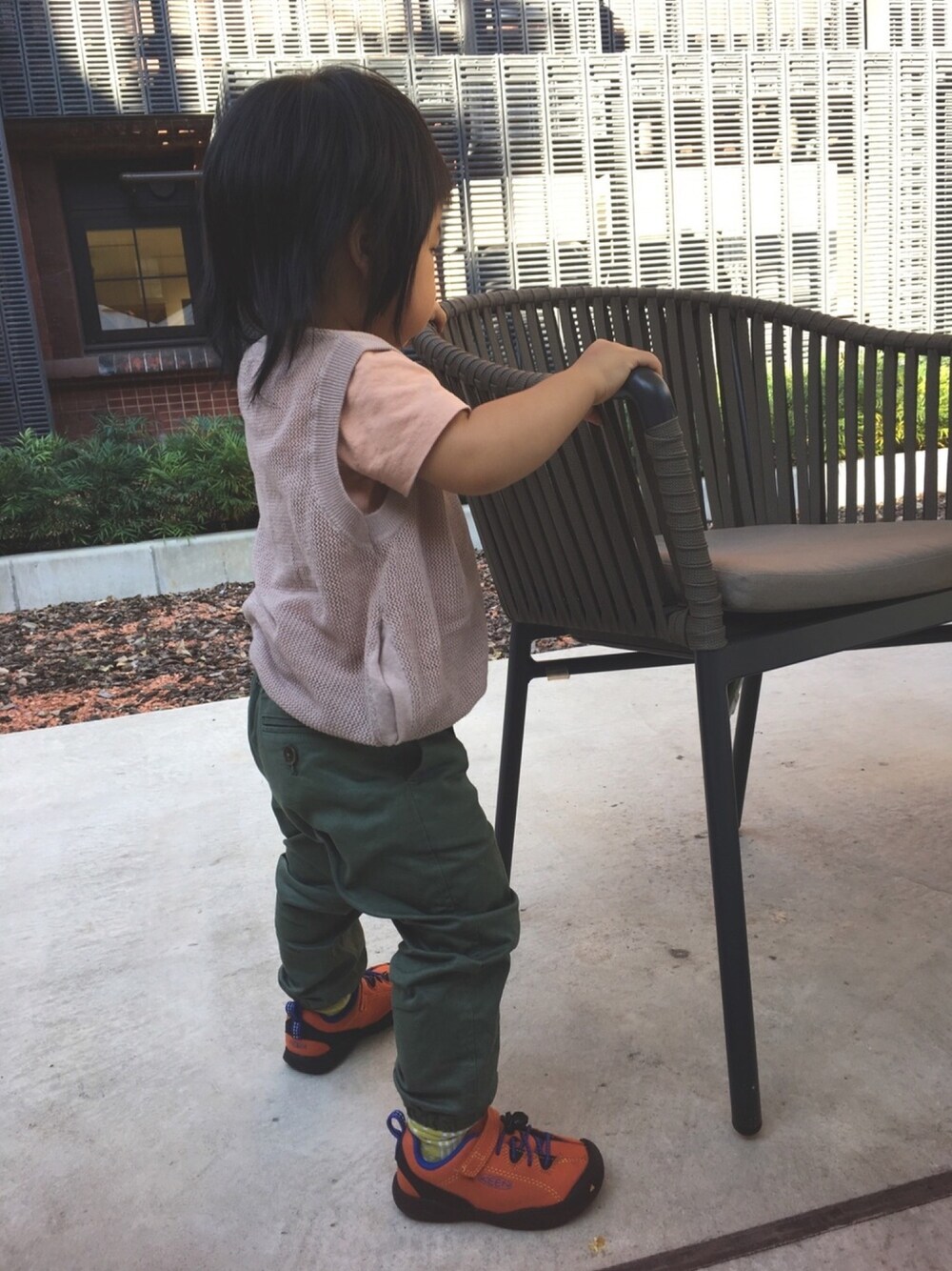 その他のTシャツ/カットソー、グレー系のベスト、オレンジ系のスニーカーを着用したキッズの秋コーディネートの1枚目の写真