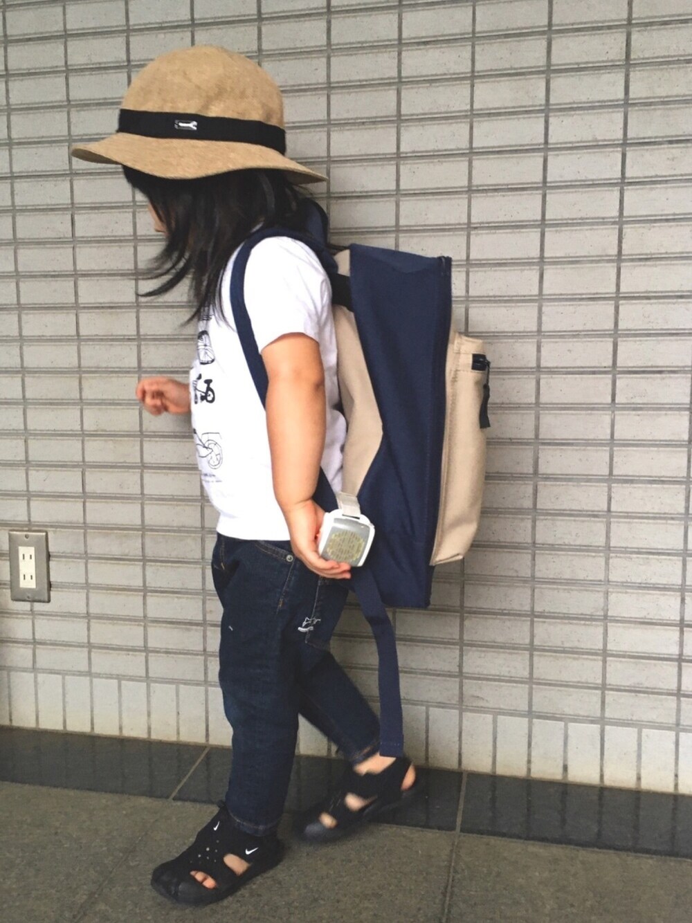 「夏コーデ、シンプルイズベスト、ボーイッシュな女の子、ジーンズには白Tシャツでしょ、もうすぐ3歳、おしゃれさんと繋がりたい」｜「ORCIVALの【ORCIVAL】6Pハット KIDS（ハット、ベージュ系）」を使った、2626giさん（キッズ・100cm）の夏コーディネートの1枚目の写真