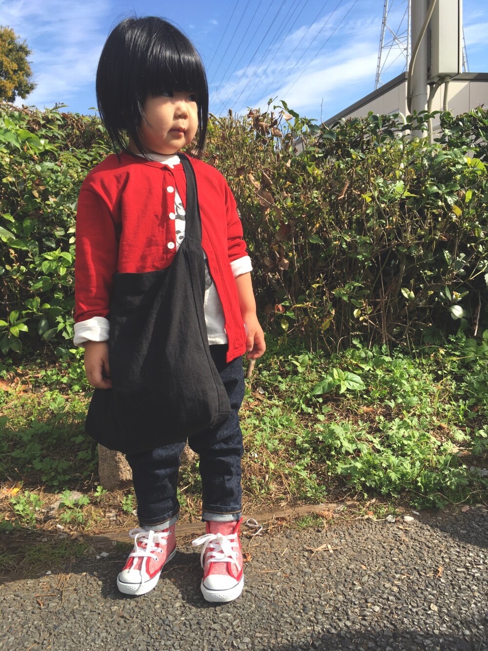 「３歳女の子、黒髪、ボーイッシュな女の子、ハイカットスニーカー、ジーンズコーデ、赤いカーディガン、おしゃれさんと繋がりたい」｜「ORCIVALの【ORCIVAL】キッズ クルーネックカーディガン（カーディガン/ボレロ、レッド系）」を使った、2626giさん（キッズ・100cm）の秋コーディネートの1枚目の写真