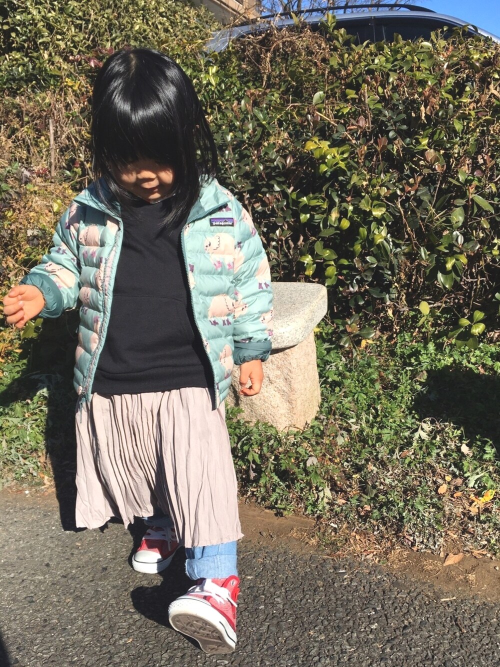 「キッズコーデ、3歳、女の子、ドッキングワンピ、ワンピースがブーム、コンバース、天使の輪っか、黒髪が自慢、おしゃれさんと繋がりたい」｜「CONVERSEのアイテム（スニーカー、レッド系）」を使った、2626giさん（キッズ・100cm）の冬コーディネートの1枚目の写真