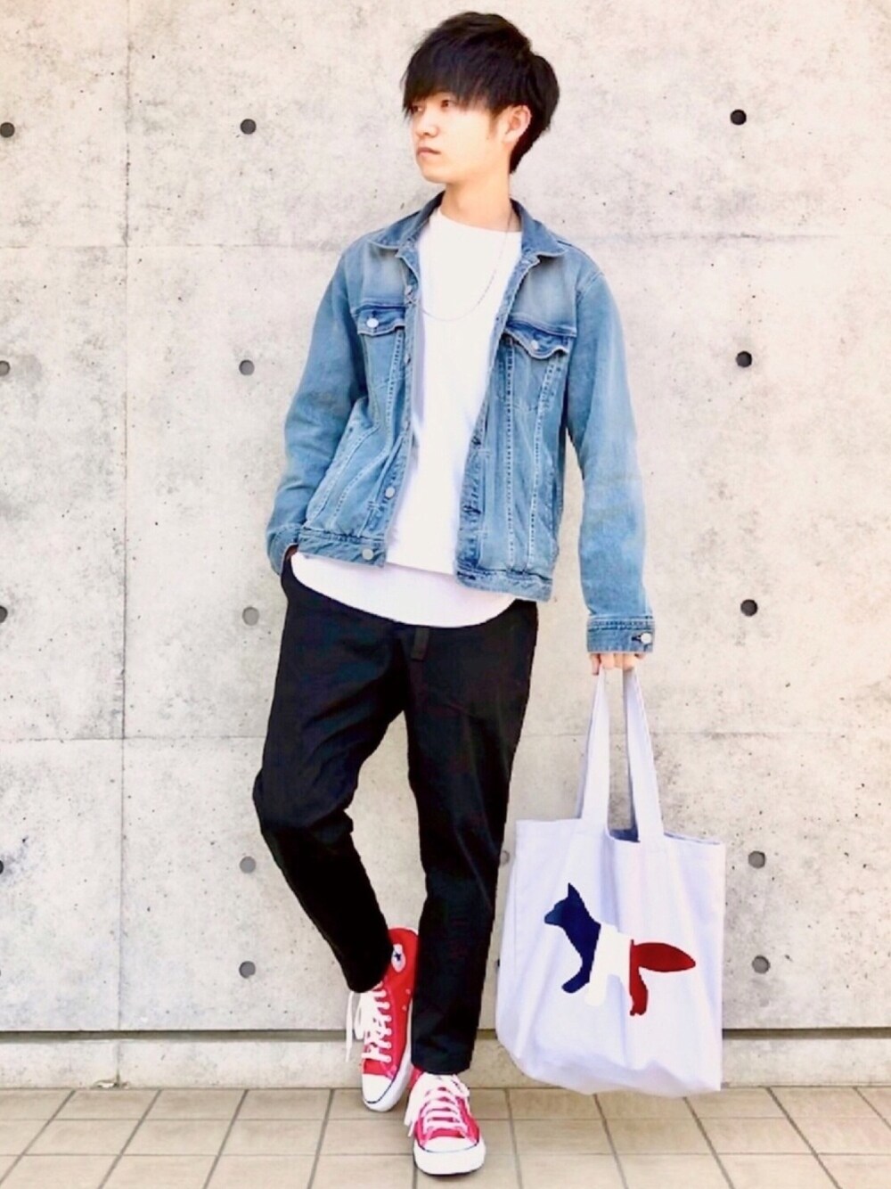 ホワイト系のTシャツ/カットソー、ブラック系のその他パンツ、ホワイト系のタンクトップを着用したメンズの春コーディネートの1枚目の写真