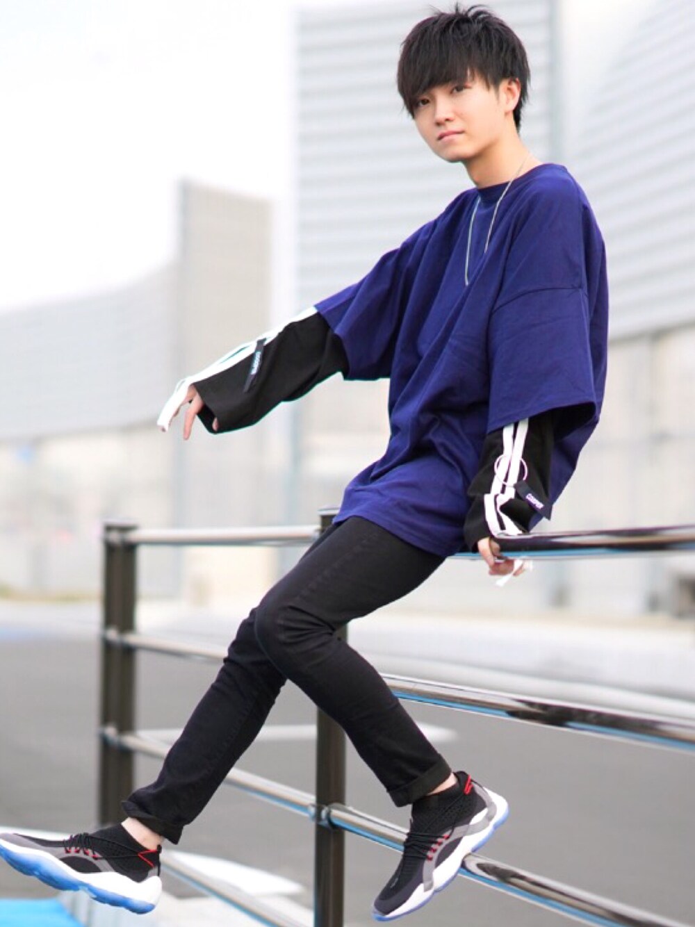 ブラック系のスニーカー、ブラック系のデニムパンツ、ブルー系のTシャツ/カットソーを着用したメンズの春コーディネートの1枚目の写真