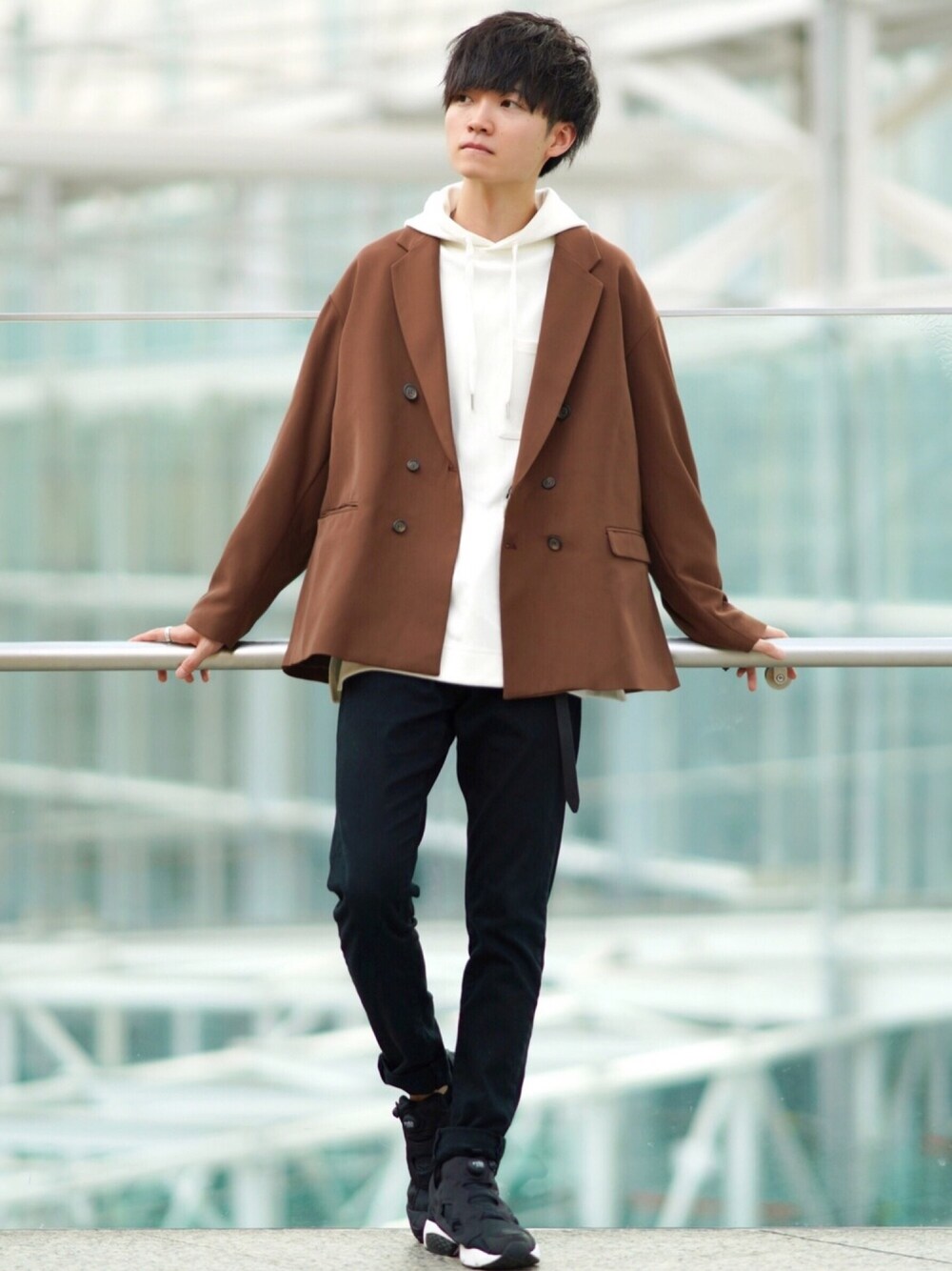 ブラウン系のテーラードジャケット、ホワイト系のパーカー、ブラック系のその他パンツを着用したメンズの夏コーディネートの1枚目の写真