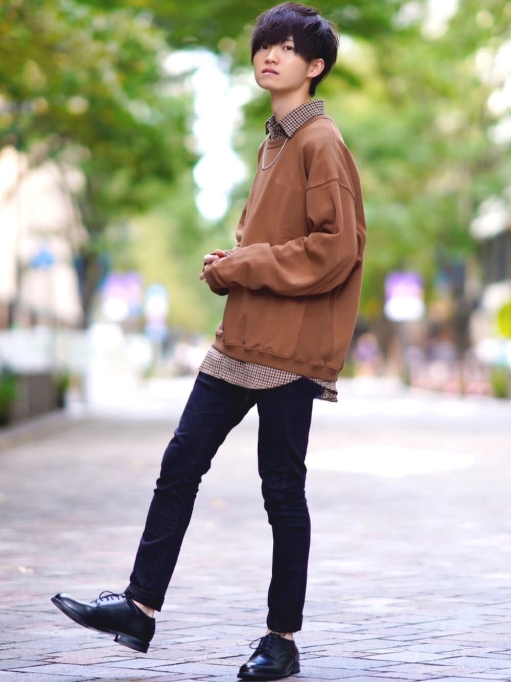 ブラック系のデニムパンツ、ブラウン系のシャツ/ブラウス、ブラウン系のスウェットを着用したメンズの秋コーディネートの1枚目の写真