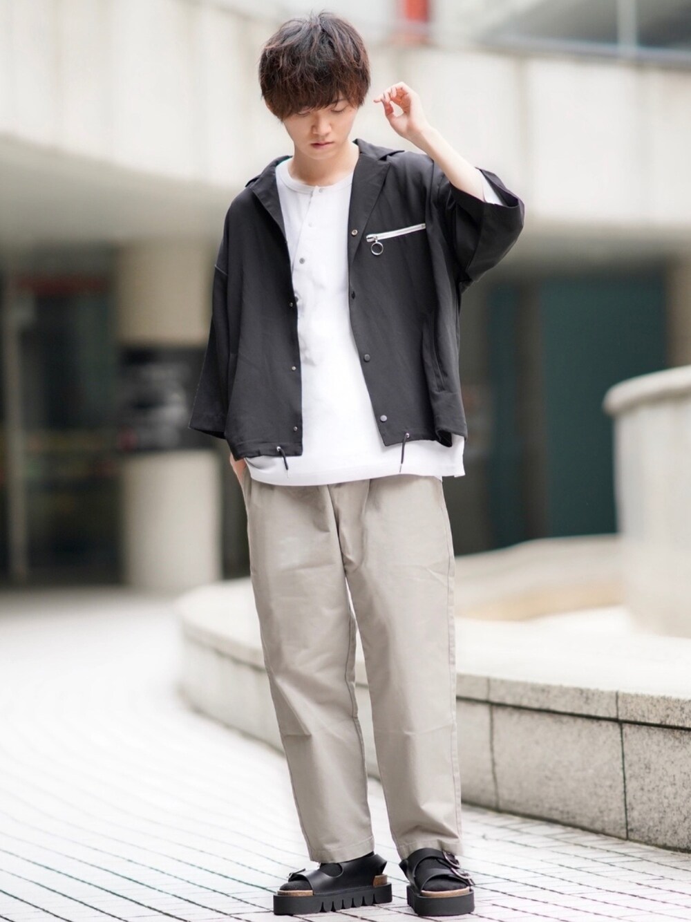 ブラック系のシャツ/ブラウス、ホワイト系のTシャツ/カットソー、ベージュ系のその他パンツを着用したメンズの夏コーディネートの1枚目の写真