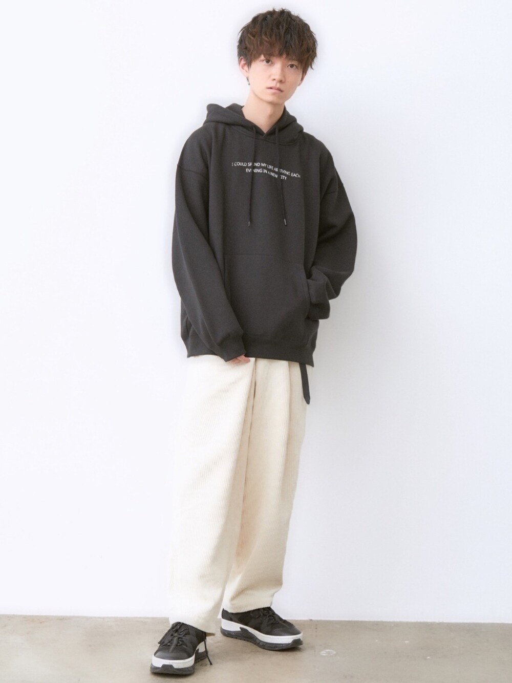 ホワイト系のその他パンツ、ブラック系のパーカー、その他のその他を着用したメンズの秋コーディネートの1枚目の写真