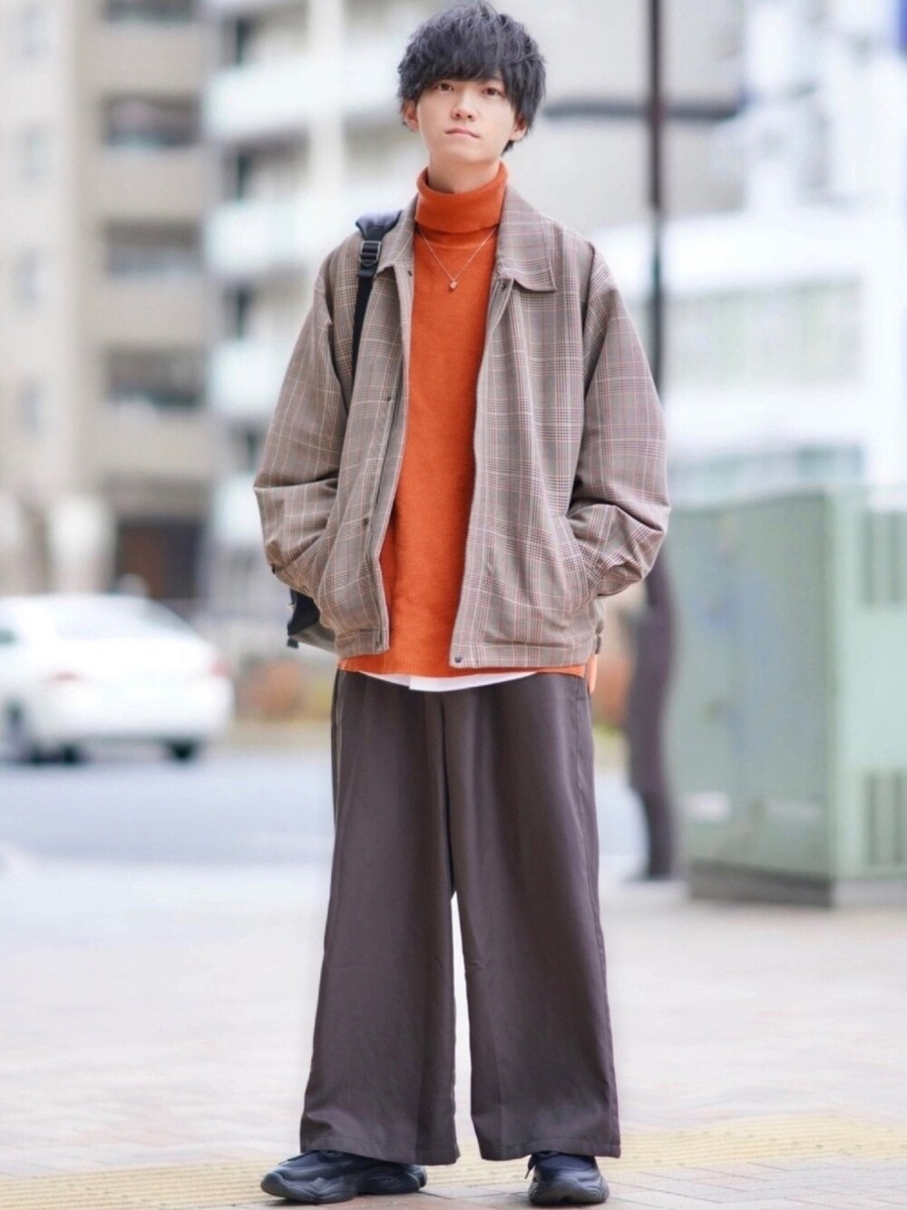 ブラウン系のブルゾン、オレンジ系のニット/セーター、ホワイト系のシャツ/ブラウスを着用したメンズの冬コーディネートの1枚目の写真