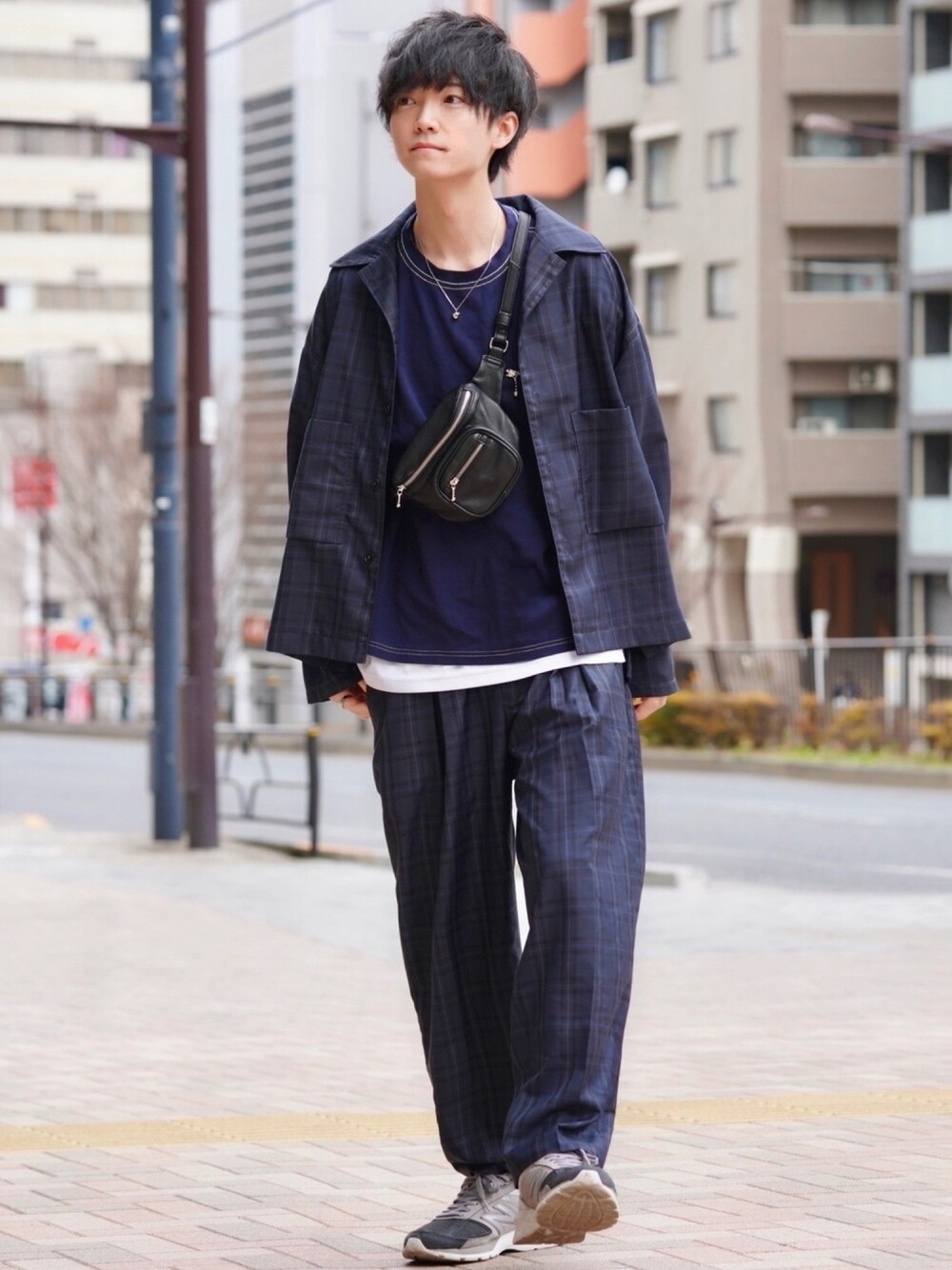 ブラック系のシャツ/ブラウス、ブラック系のその他パンツ、グレー系のスニーカーを着用したメンズの春コーディネートの1枚目の写真