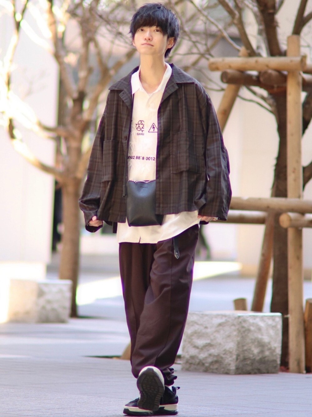 ブラウン系のシャツ/ブラウス、ホワイト系のシャツ/ブラウス、ブラウン系のその他パンツを着用したメンズの春コーディネートの1枚目の写真