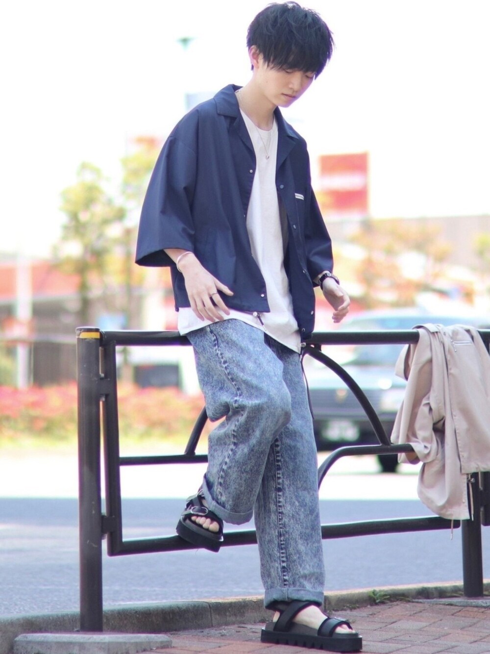 ブルー系のシャツ/ブラウス、ホワイト系のTシャツ/カットソー、ブルー系のデニムパンツを着用したメンズの春コーディネートの1枚目の写真