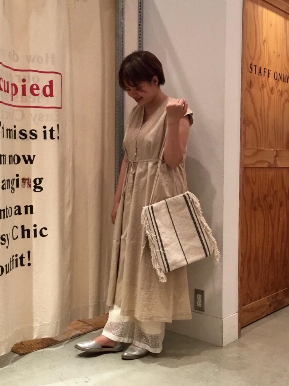 ホワイト系のその他パンツ、ベージュ系のワンピースを着用したレディースの春コーディネートの1枚目の写真