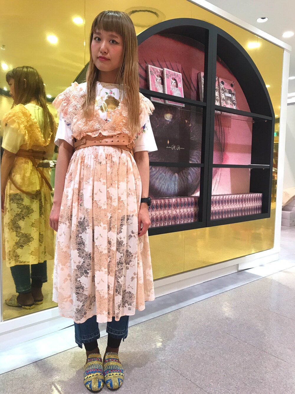 「あちゃちゅむ、イセタンクローゼット、ルクアイーレ、レースワンピース」｜「ahcahcumのリメイク　AG（デニムパンツ、ブルー系）」を使った、yukikoさん（レディース・164cm）の夏コーディネートの1枚目の写真