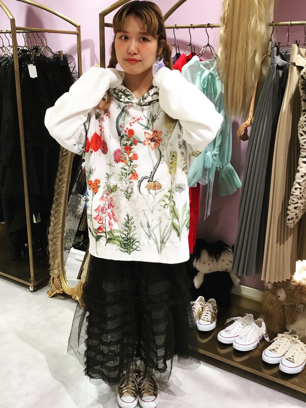 「あちゃちゅむ、あちゃちゅむムチャチャ(AHCAHCUM.muchacha)、ルクアイーレ、イセタンクローゼット、花柄パーカー、チュールスカート」｜「ahcahcumのお花　SW（スウェット、その他）」を使った、yukikoさん（レディース・164cm）の秋コーディネートの1枚目の写真