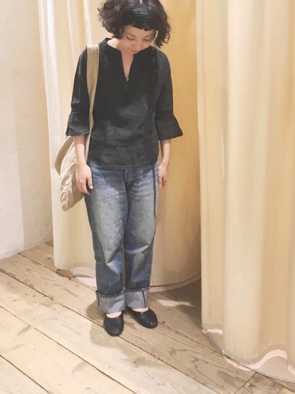 「デニム、ブラウス、カジュアル、ブラック、レース、モノトーン、RNA、大人カジュアル、RNA-Ｎ、outfit」｜「RNA-NのR3155 ビンテージルーズストレート（デニムパンツ、ブルー系）」を使った、hiroseさん（レディース・155cm）の春コーディネートの1枚目の写真