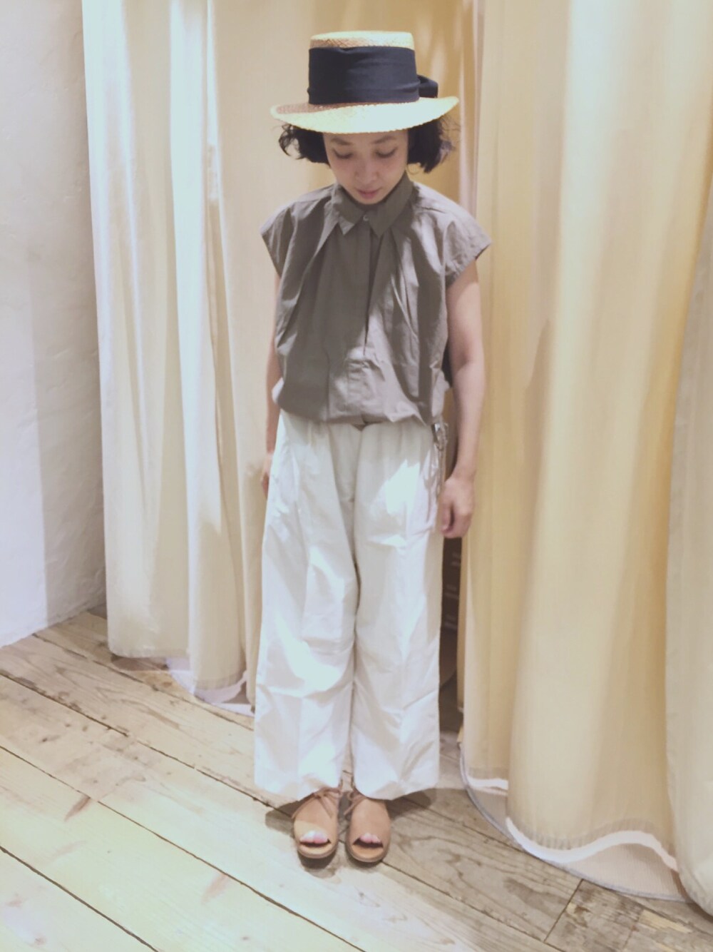 ホワイト系のその他パンツ、グリーン系のシャツ/ブラウス、ベージュ系のサンダルを着用したレディースの夏コーディネートの1枚目の写真