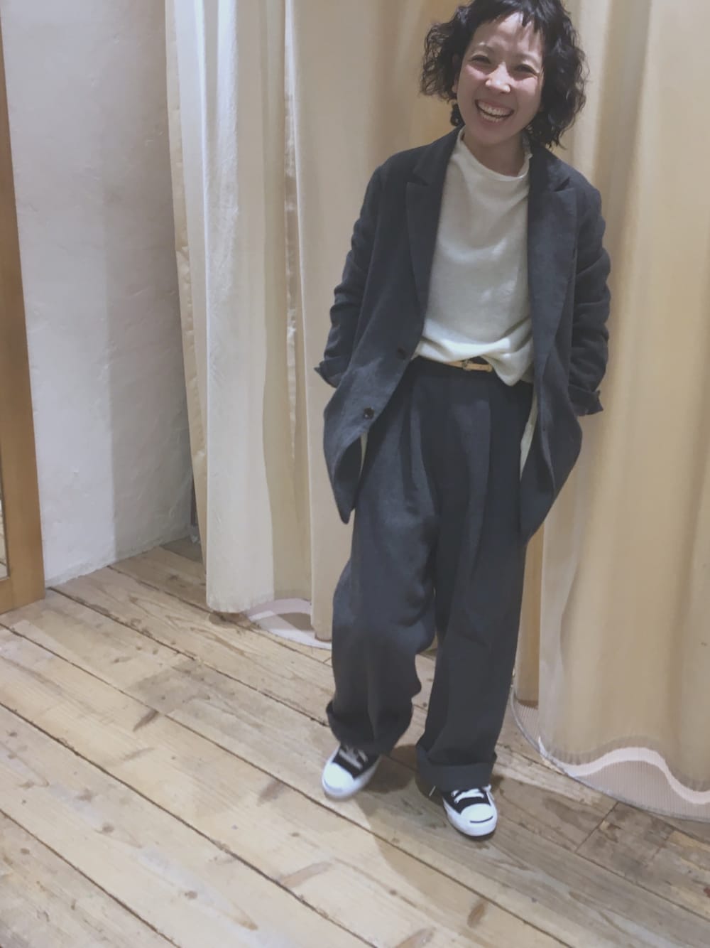 「RNA、RNA-Ｎ、ootd、セットアップ、グレー、スニーカー、モノトーン、カジュアル、ワイドパンツ、ニット」｜「CONVERSEのCONVERSE コンバース ジャックパーセル（スニーカー、ブラック系）」を使った、hiroseさん（レディース・155cm）の秋コーディネートの1枚目の写真