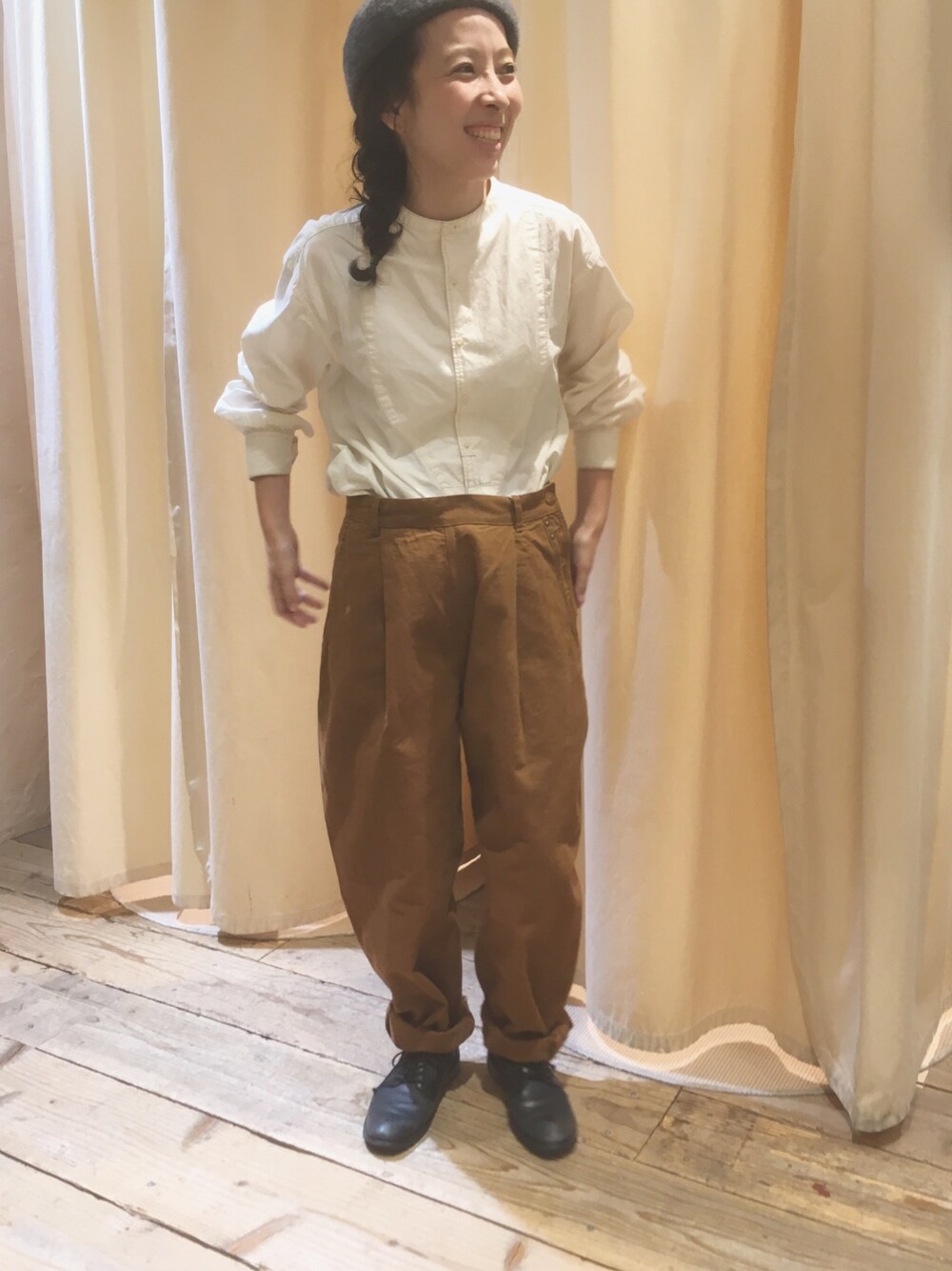 「RNA、RNA-Ｎ、カジュアルコーデ、秋のブラウンスタイル、ノーカラーシャツ、キャメル、ootd、ベレー帽、パンツスタイル、みつあみ」｜「RNA-NのR3507 ヴィンテージオックステーパードパンツ（その他パンツ、イエロー系）」を使った、hiroseさん（レディース・155cm）の秋コーディネートの1枚目の写真