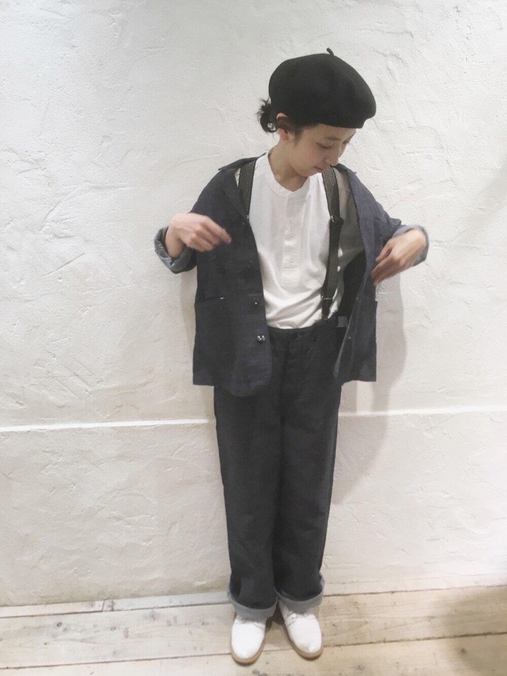 「デニム、セットアップ、ベレー帽、サスペンダー、RNA、春、ootd、デニムオンデニム、RNA-Ｎ、スタッフセンバツ」｜「RNA-NのB2433 ミリタリーリブヘンリーネックプルオーバー（シャツ/ブラウス、ホワイト系）」を使った、hiroseさん（レディース・155cm）の春コーディネートの1枚目の写真