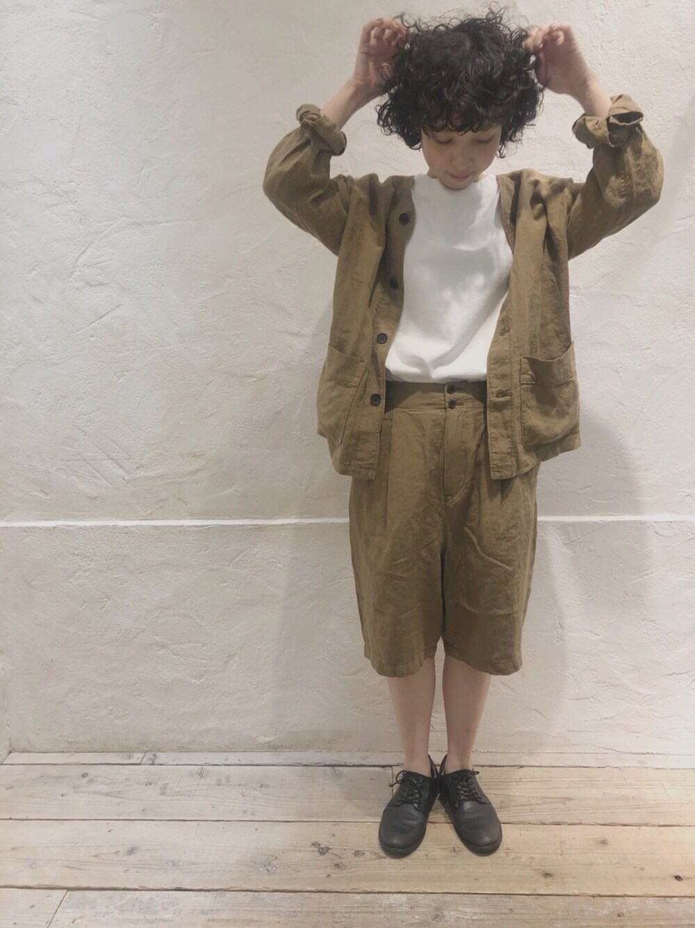 「RNA、RNA-Ｎ、セットアップ、スウェット、ハーフパンツ、ブラウン、春コーデ、リネン、シンプル、スタッフセンバツ」｜「RNA-Nのアイテム（その他パンツ、グリーン系）」を使った、hiroseさん（レディース・155cm）の春コーディネートの1枚目の写真
