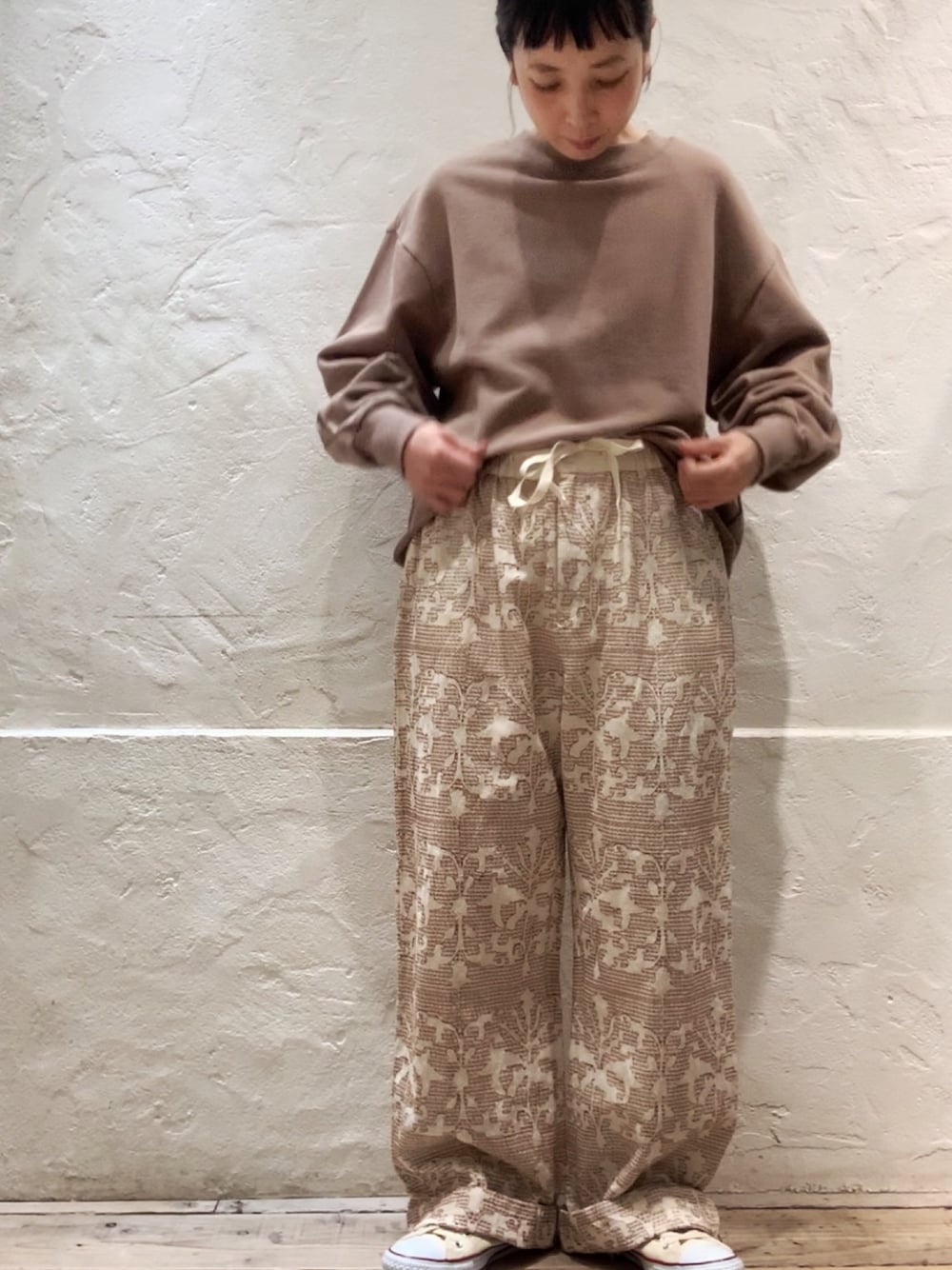 「RNA-Ｎ、RNA、総柄、刺繍、トーンオントーン、ワントーンコーデ、ブラウン、低身長コーデ、ボリューム袖、オーバーサイズ」｜「RNA-NのR3699 【N EXCLUSIVE】エンブロイダリーイージーパンツ（その他パンツ、ホワイト系）」を使った、hiroseさん（レディース・155cm）の春コーディネートの1枚目の写真