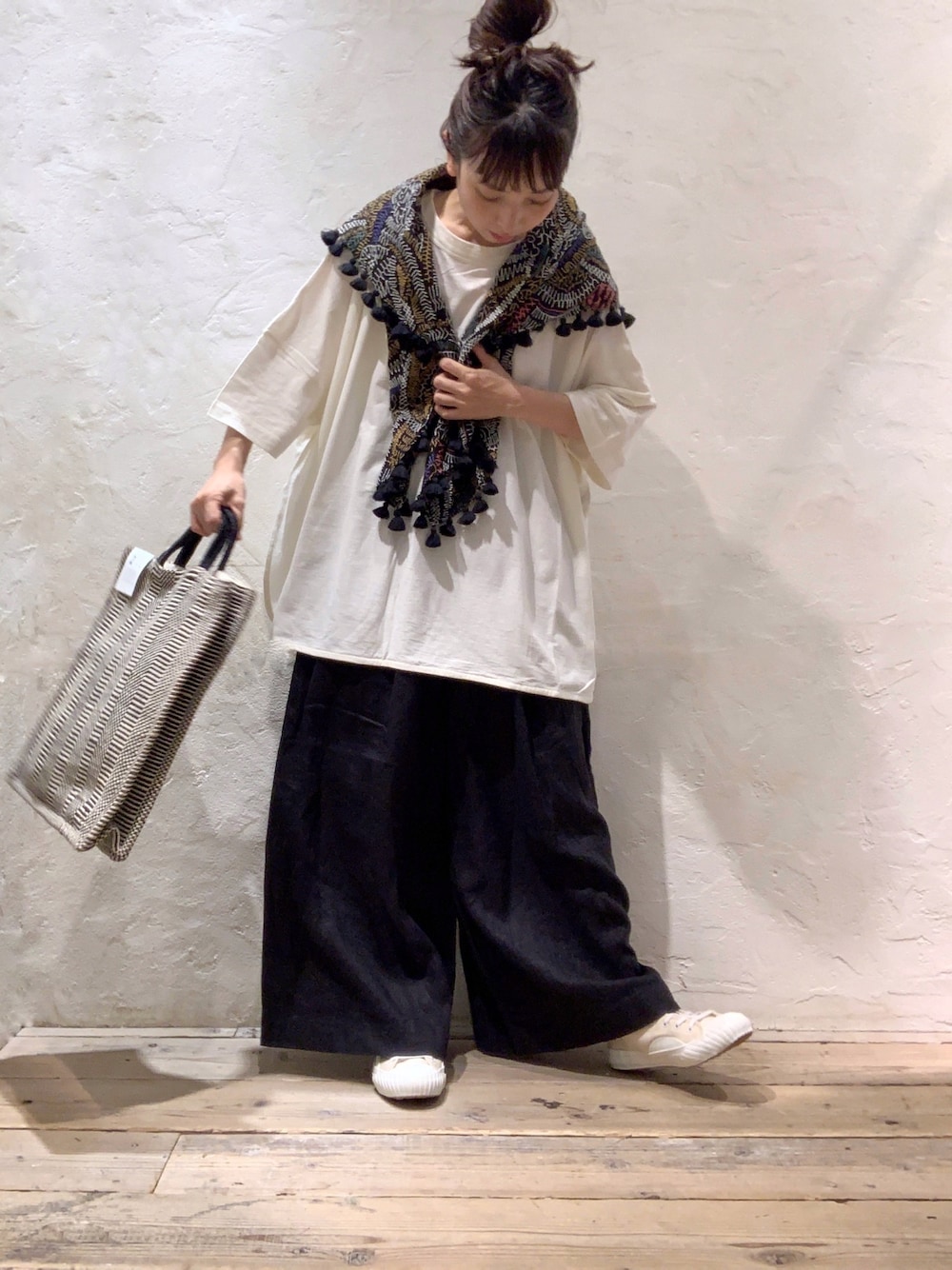「RNA-Ｎ、モノトーン、ワイドパンツ、リネン、Tシャツ、ストール、スニーカー、おだんごヘアー、休日コーデ、低身長」｜「RNA-NのM1640 40/-強撚SZ天竺ポンチョTシャツ（Tシャツ/カットソー、ホワイト系）」を使った、hiroseさん（レディース・155cm）の春コーディネートの1枚目の写真