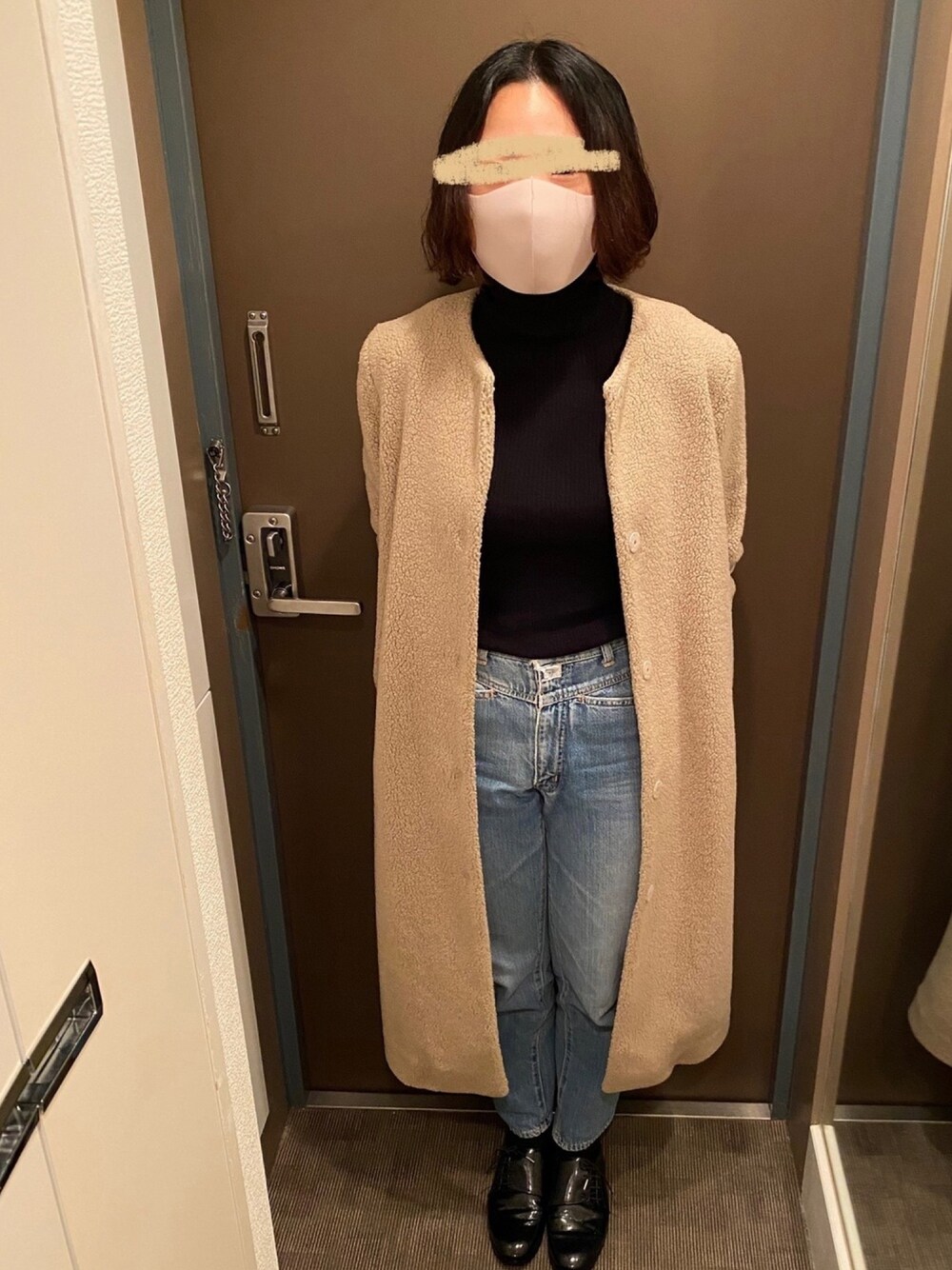 「デニムパンツ、ユニクロ、黒、ビームス、ビューティ&ユース ユナイテッドアローズ(BEAUTY&YOUTH UNITED ARROWS)、シンプルコーデ、ともふく」｜「UNIQLOのエクストラファインメリノリブタートルネックセーター（長袖）（ニット/セーター、ブラック系）」を使った、とりにくさん（レディース・160cm）の冬コーディネートの1枚目の写真