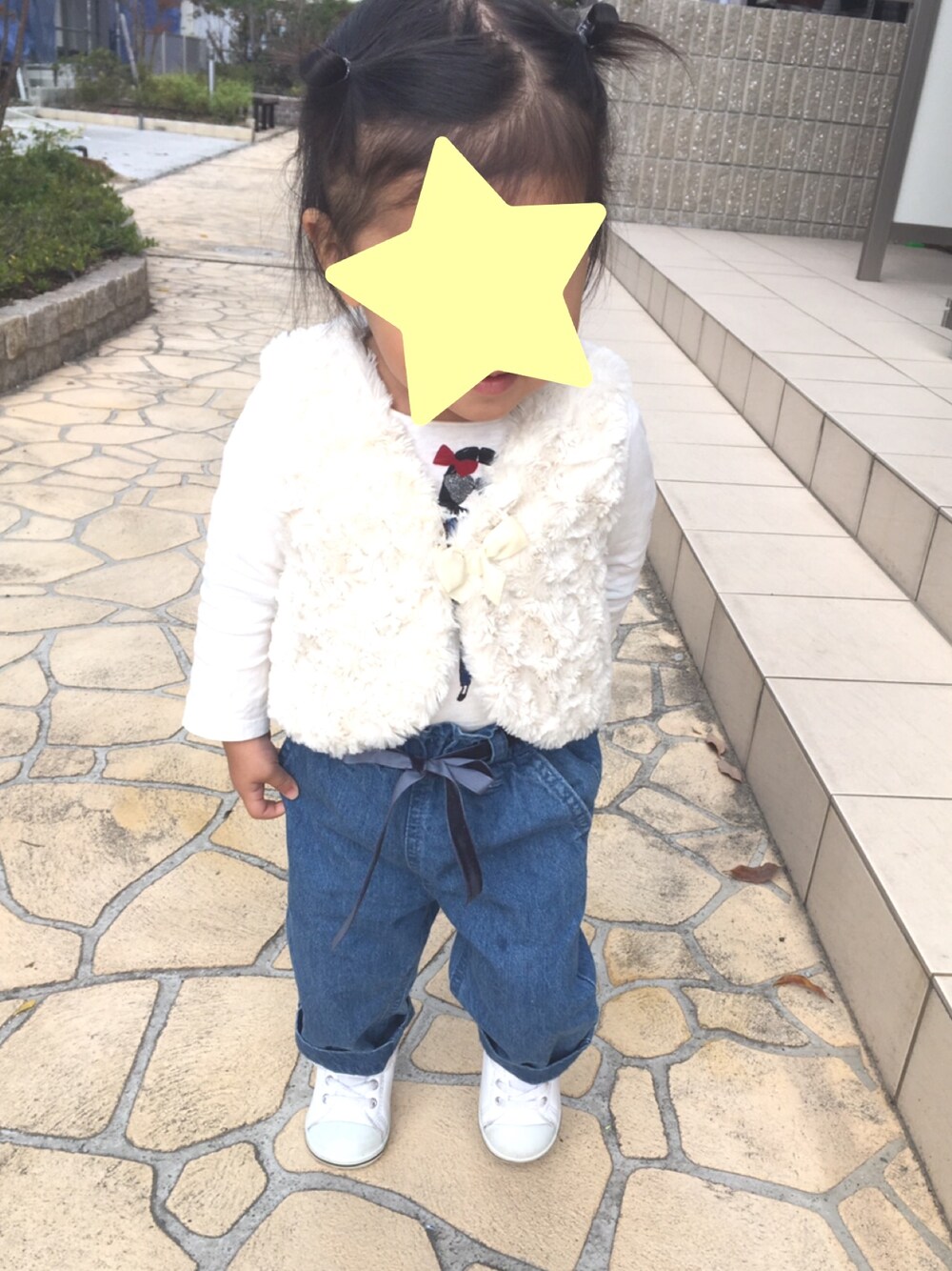 「1歳、プティマイン(petit main)」｜「H&Mのアイテム（ベスト、ホワイト系）」を使った、kotoriさん（キッズ・80cm）の秋コーディネートの1枚目の写真