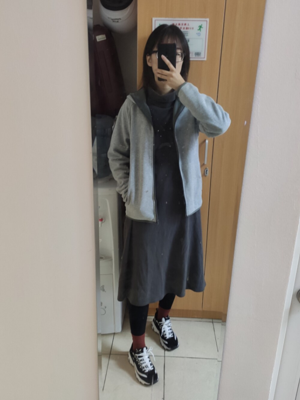 「秋冬コーデ」｜「SKECHERSのアイテム（シューズ、ブラック系）」を使った、萧宇さん（レディース・167cm）の冬コーディネートの1枚目の写真