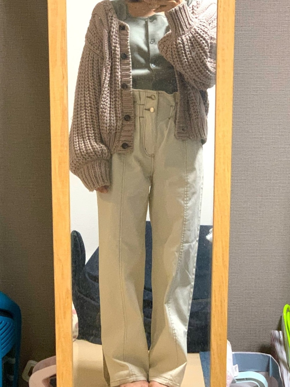 ホワイト系のその他パンツ、グリーン系のTシャツ/カットソー、ベージュ系のカーディガン/ボレロを着用したレディースの秋コーディネートの1枚目の写真